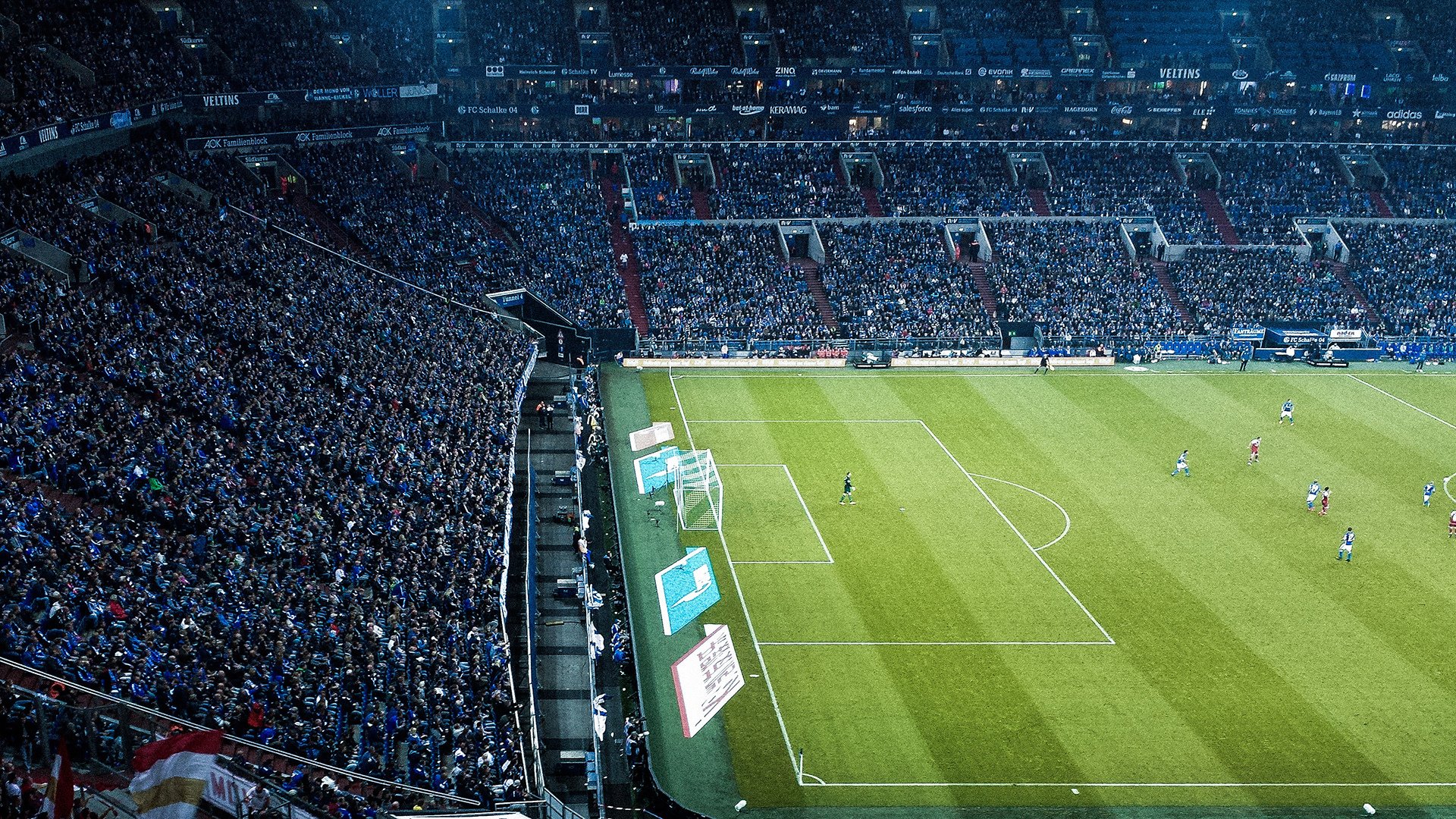 青少年水中足球大赛,趣味互动造就精彩瞬间,水中踢球少年